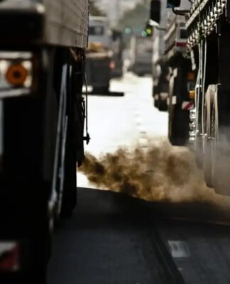 Caminhão solta fumaça em meio ao trânsito