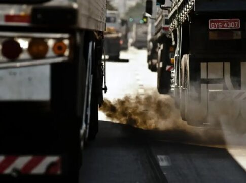 Caminhão solta fumaça em meio ao trânsito