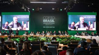 Audiência da COP30 com dois paineis em cada lado