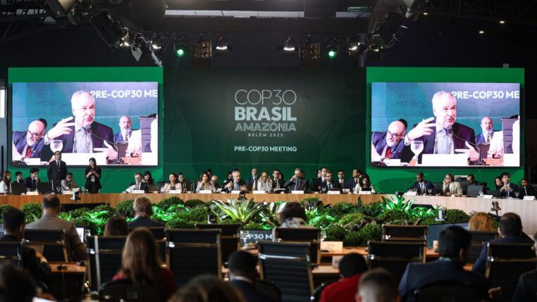 Audiência da COP30 com dois paineis em cada lado