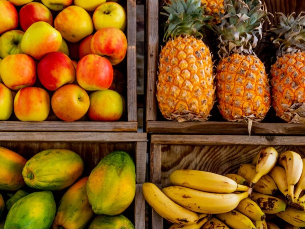 Maçãs, abacaxis, mamões e bananas