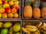 Maçãs, abacaxis, mamões e bananas