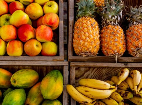 Maçãs, abacaxis, mamões e bananas