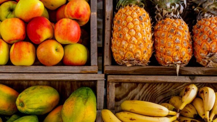 Maçãs, abacaxis, mamões e bananas
