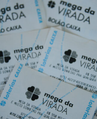 Cartelas de papel da Mega da Virada