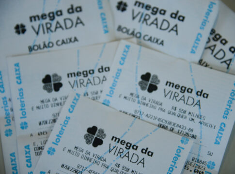 Cartelas de papel da Mega da Virada