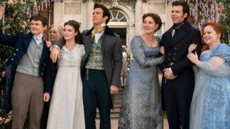 Elenco da série Bridgerton reunidos em foto