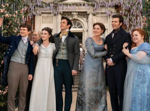 Elenco da série Bridgerton reunidos em foto
