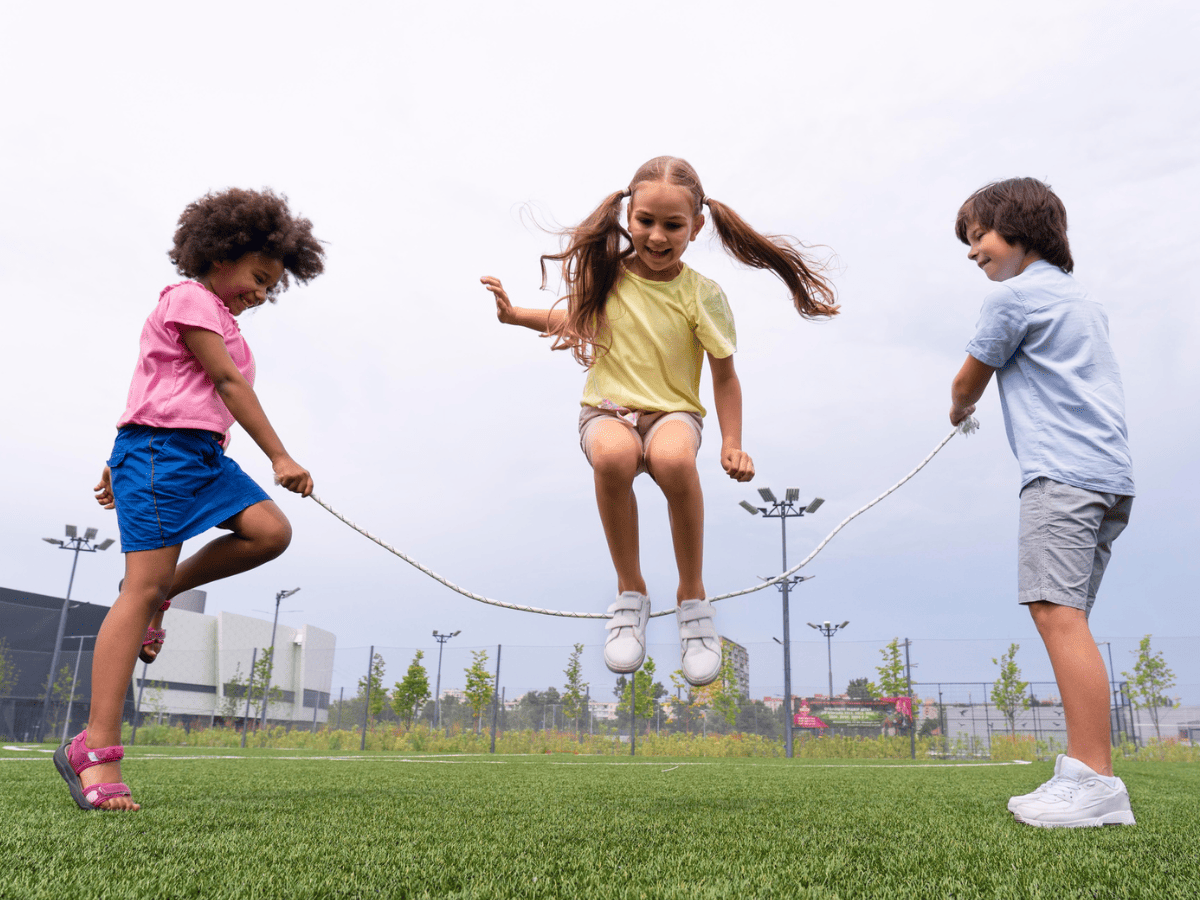 Crianças brincando, pulando corda
