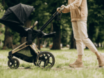 Mulher levando carrinho de bebê