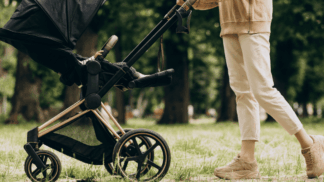 Mulher levando carrinho de bebê