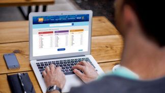 Arte de pessoa no computador lendo lista de nomes do IBGE