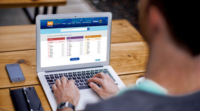 Arte de pessoa no computador lendo lista de nomes do IBGE