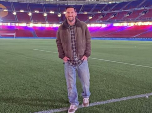 Após quebrar novo recorde pessoal, Messi visita Camp Nou e ‘cobra’ despedida no estádio