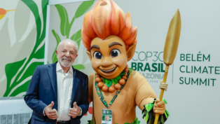 Lula ao lado do Curupira, mascote oficial da COP30, que acontece em Belém até 21 de novembro. oto: Ricardo Stuckert / PR