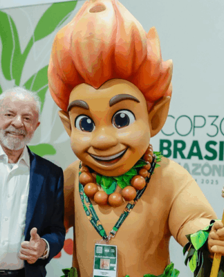 Lula ao lado do Curupira, mascote oficial da COP30, que acontece em Belém até 21 de novembro. oto: Ricardo Stuckert / PR