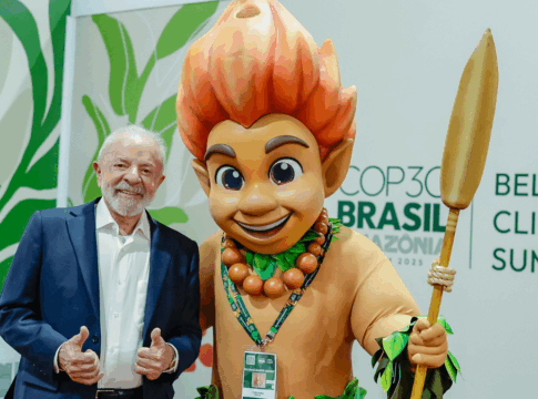 Lula ao lado do Curupira, mascote oficial da COP30, que acontece em Belém até 21 de novembro. oto: Ricardo Stuckert / PR