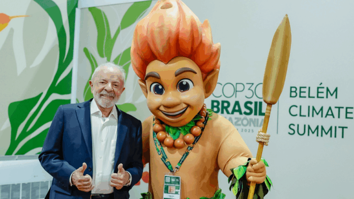 Lula ao lado do Curupira, mascote oficial da COP30, que acontece em Belém até 21 de novembro. oto: Ricardo Stuckert / PR