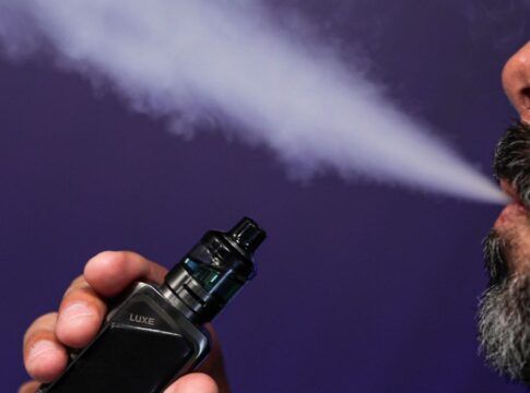 Homem barbudo fumando vape