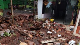 Casa destruida, com tijolos e terra espalhados por todo o espaço