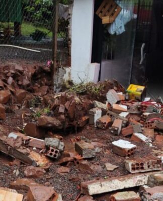 Casa destruida, com tijolos e terra espalhados por todo o espaço