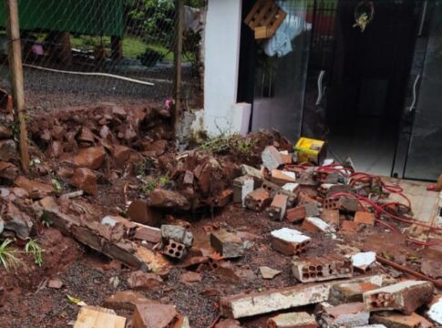 Casa destruida, com tijolos e terra espalhados por todo o espaço