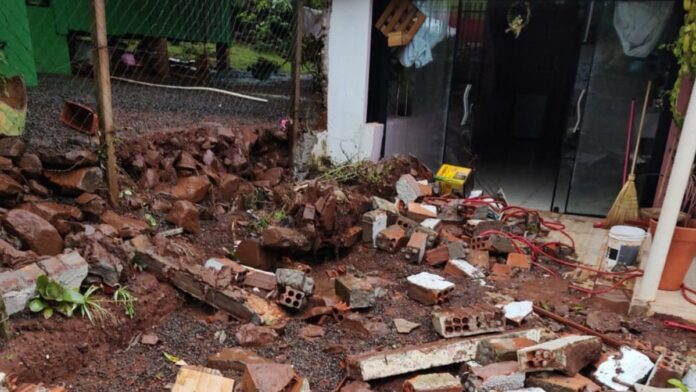 Casa destruida, com tijolos e terra espalhados por todo o espaço