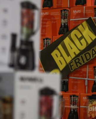 Loja em Osasco abre suas portas para seus clientes dando início a Black Friday.