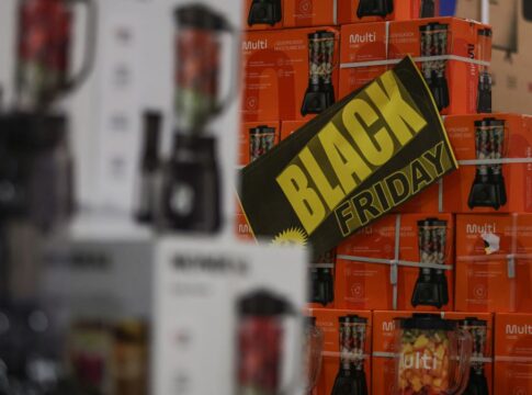 Loja em Osasco abre suas portas para seus clientes dando início a Black Friday.
