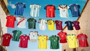 camisas das seleçoes oenturadas em um varal