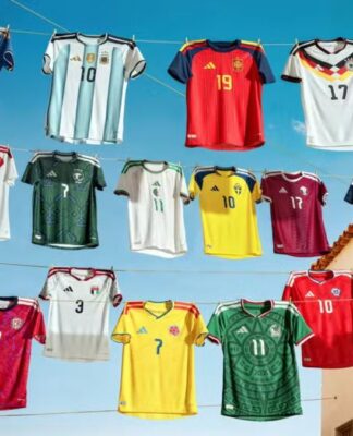 camisas das seleçoes oenturadas em um varal