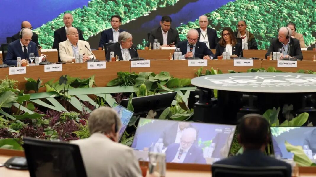 Imagem mostra o presidente Lula discursando durante Cúpula do Clima