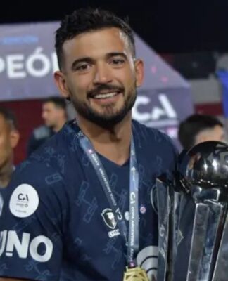 Capitão do Rivadavia segurando a taça e olhando para a câmera