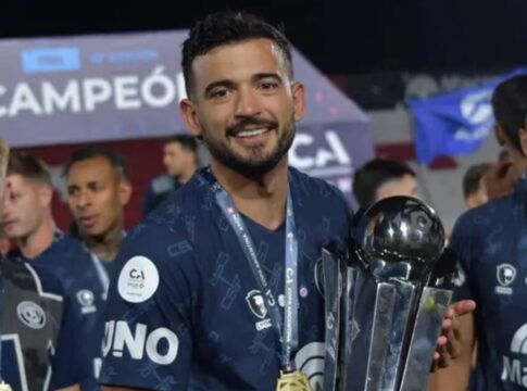 Capitão do Rivadavia segurando a taça e olhando para a câmera