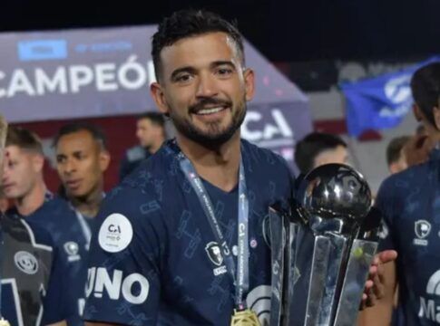 Capitão do Rivadavia segurando a taça e olhando para a câmera