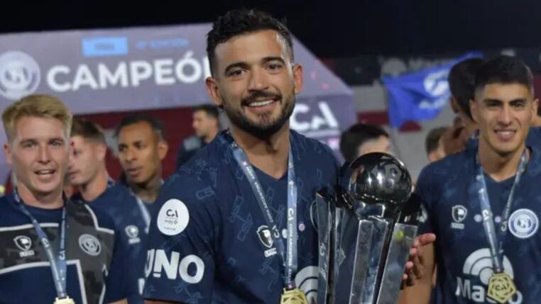 Capitão do Rivadavia segurando a taça e olhando para a câmera