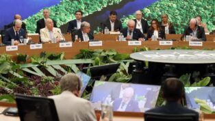 Imagem mostra o presidente Lula discursando durante Cúpula do Clima