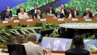 Imagem mostra o presidente Lula discursando durante Cúpula do Clima