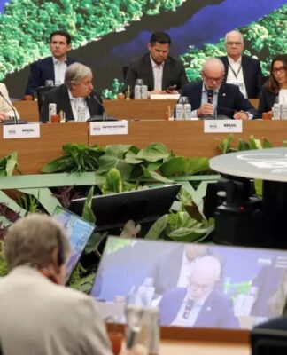 Imagem mostra o presidente Lula discursando durante Cúpula do Clima