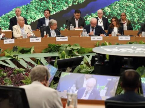 Imagem mostra o presidente Lula discursando durante Cúpula do Clima