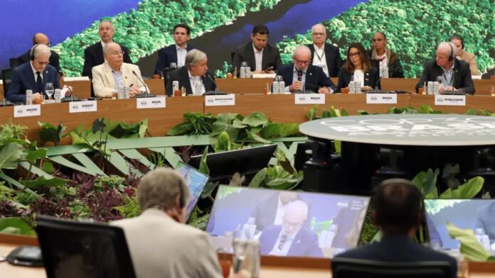 Imagem mostra o presidente Lula discursando durante Cúpula do Clima