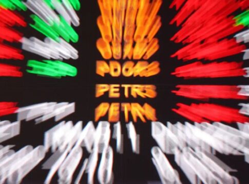 Bolsa flerta com os 154 mil pontos, cai, mas mantém novo recorde; dólar volta a cair