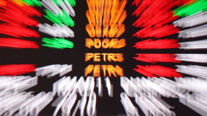 Bolsa flerta com os 154 mil pontos, cai, mas mantém novo recorde; dólar volta a cair