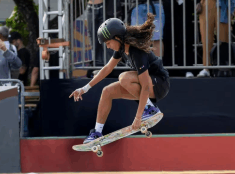 Rayssa Leal executa manobra durante STU Pro Tour Rio