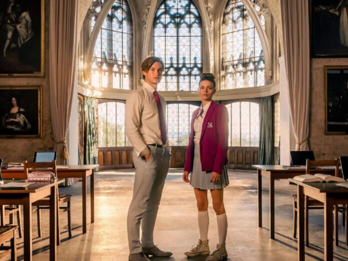 Imagem promocional: Os personagens Ruby Bell e James Beaufort juntos em Maxton Hall