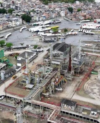 Imagem aérea da Refinaria de Manguinhos