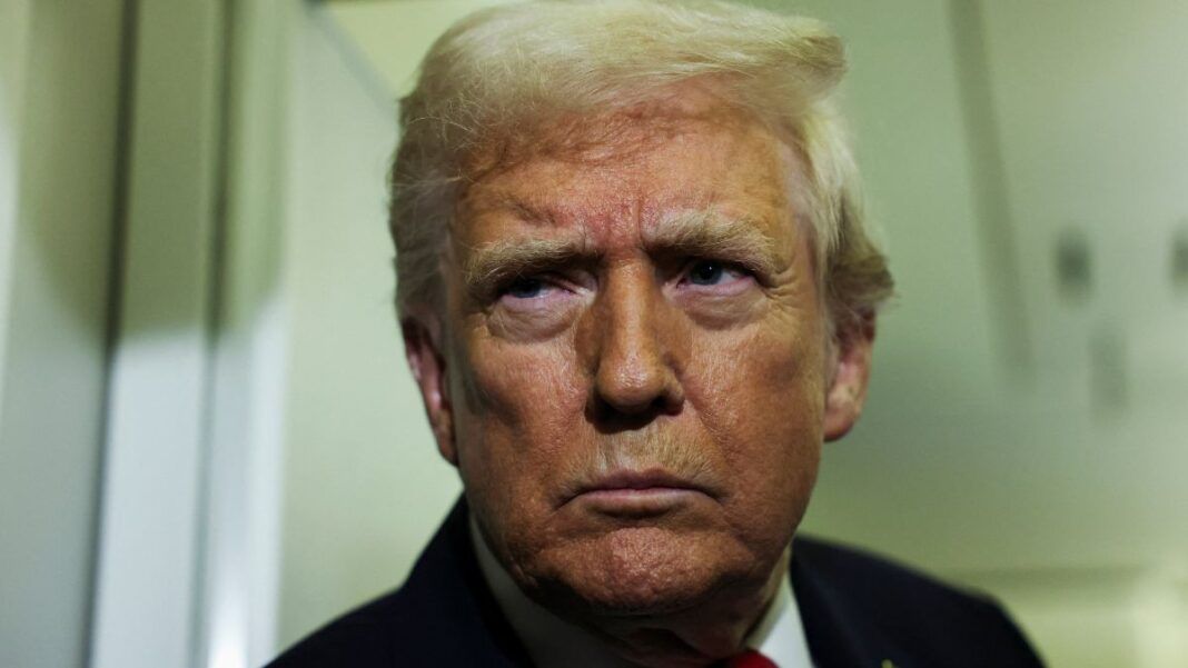 Foto em close do presidente Trump com expressão séria