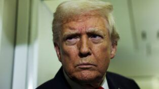 Foto em close do presidente Trump com expressão séria