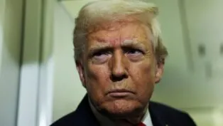 Foto em close do presidente Trump com expressão séria