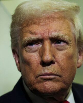 Foto em close do presidente Trump com expressão séria